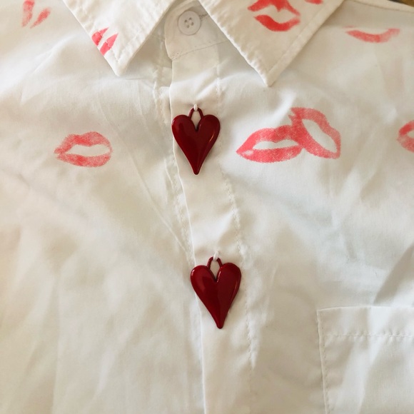 White red heart and lips kiss button down 💋 - Picture 2 of 8